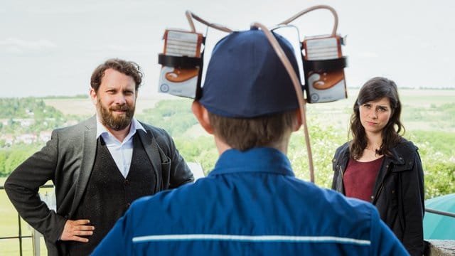 Kira Dorn (Nora Tschirner) und Lessing (Christian Ulmen) wollen von Lupo (Arndt Schwering-Sohnrey) eine ordentliche Täter- und Fahrzeugbeschreibung haben.