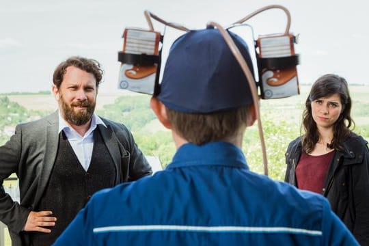 Kira Dorn (Nora Tschirner) und Lessing (Christian Ulmen) wollen von Lupo (Arndt Schwering-Sohnrey) eine ordentliche Täter- und Fahrzeugbeschreibung haben.