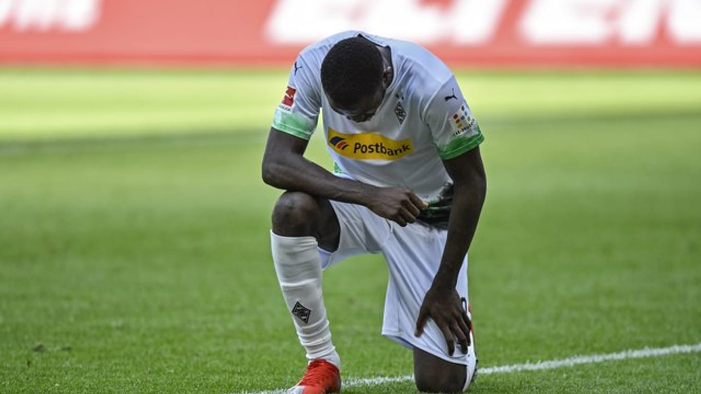 In der Bundesliga kniete der Gladbacher Marcus Thuram zum Zeichen des Protests gegen Rassismus auf dem Spielfeld.