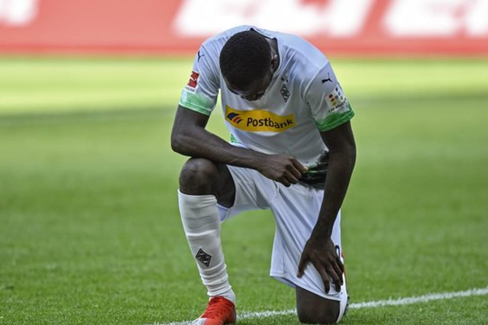 In der Bundesliga kniete der Gladbacher Marcus Thuram zum Zeichen des Protests gegen Rassismus auf dem Spielfeld.