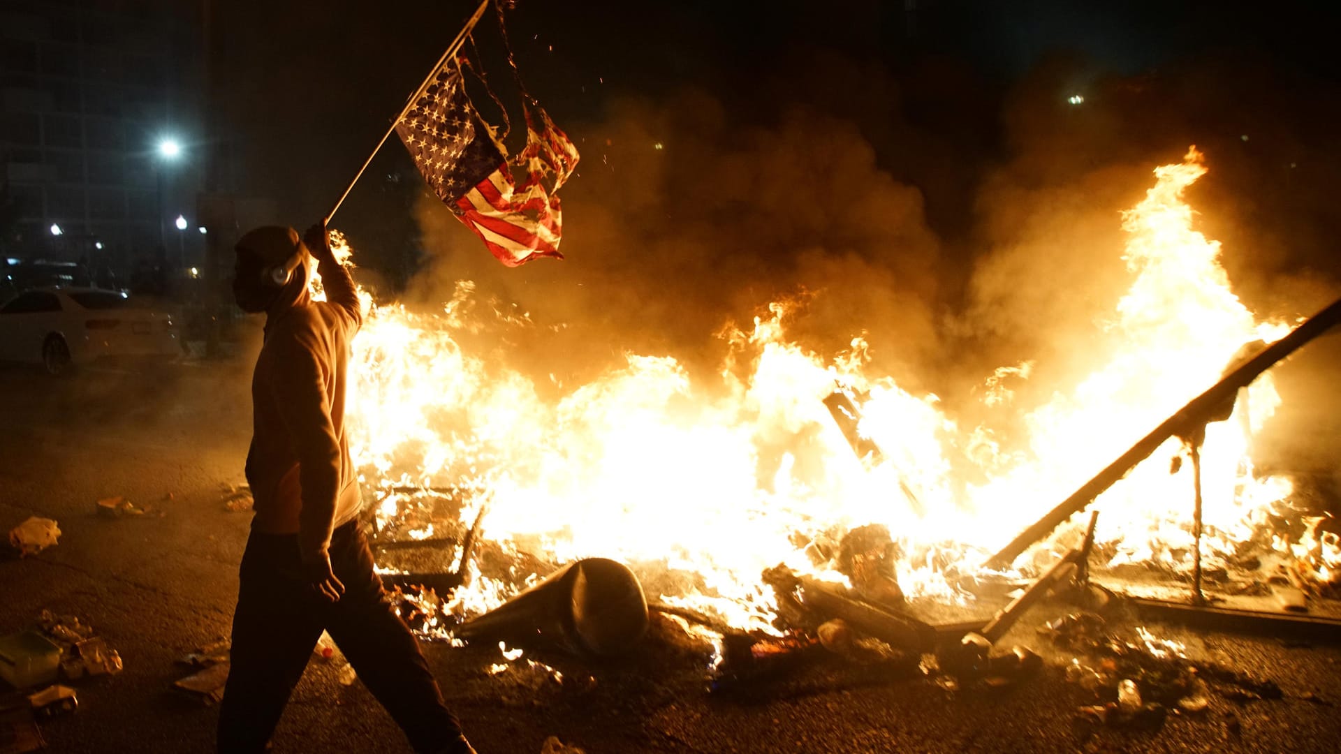 Ein Demonstrant in St. Louis (Missouri) hält eine US-amerikanische Flagge: Das Gesetz lässt dem US-Präsidenten theoretisch die Möglichkeit, Truppen in die – ansonsten sehr autonomen – Bundesstaaten zu schicken.