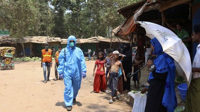 Ein Mitarbeiter des Gesundheitswesen im Flüchtlingslager Kutupalong, einem der größten der Welt.