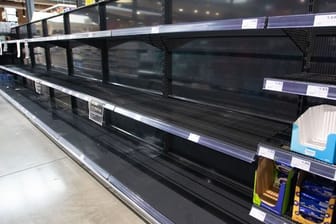 Mit Beginn der Corona-Krise wurden durch Hamsterkäufe viele Supermarktregale geleert.