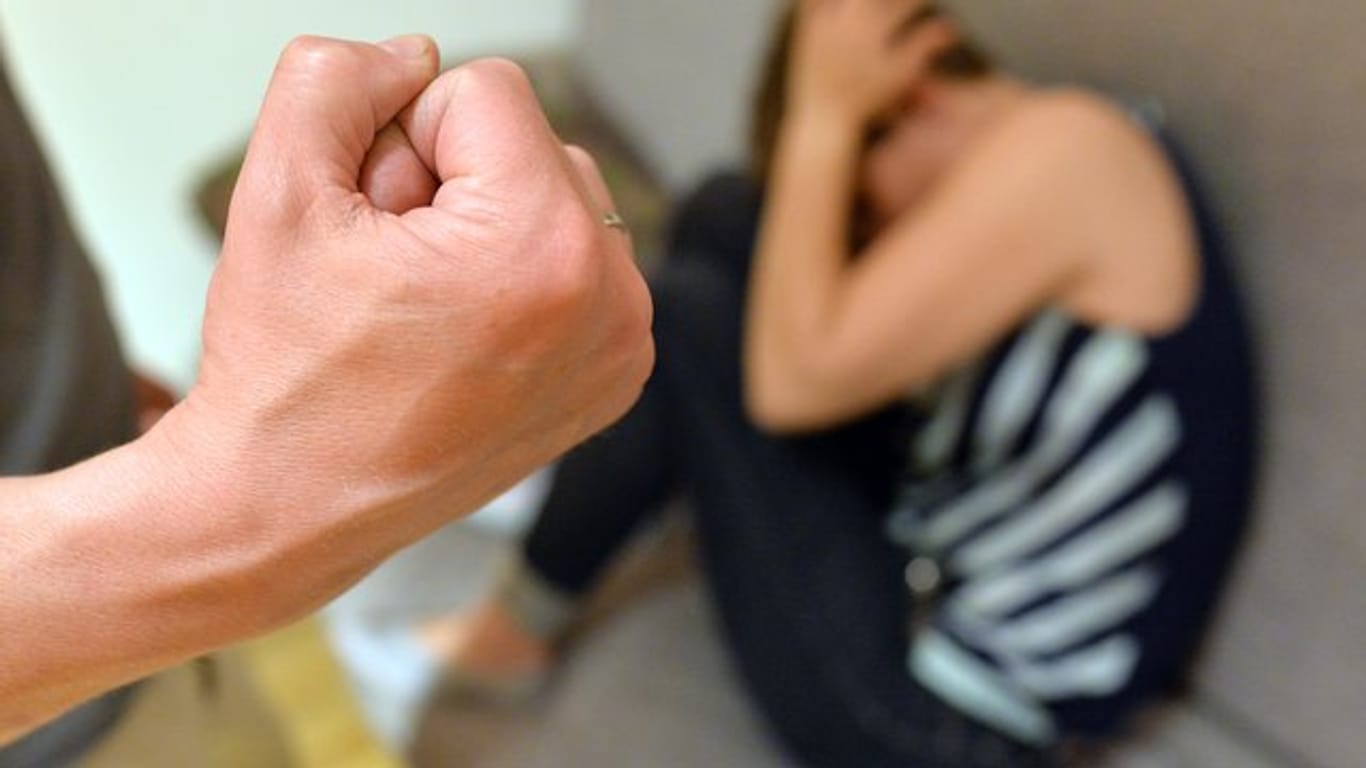 Häusliche Gewalt nimmt in Corona-Quarantäne und finanzieller Not zu.