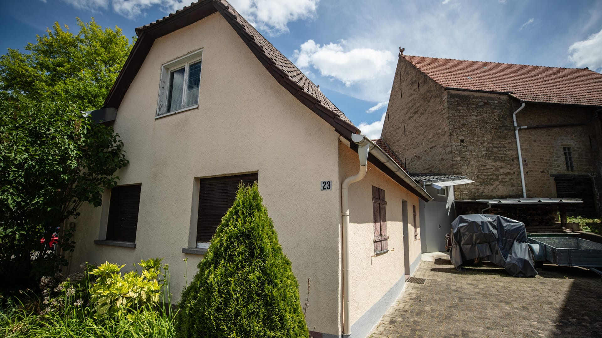 Ein Haus in Eppingen: Hier soll ein Mann tonnenweise gefährliche Chemikalien gelagert haben.