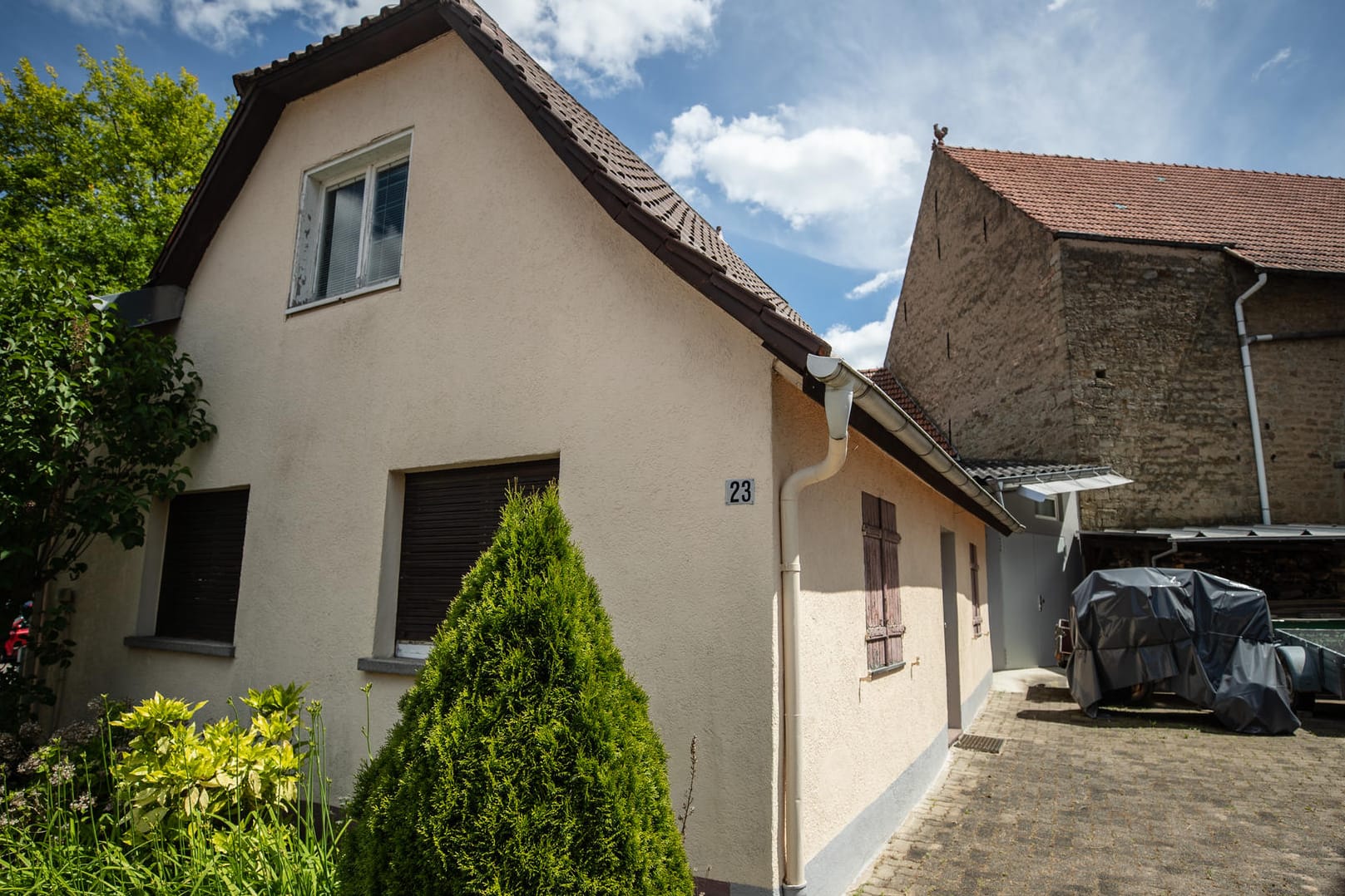 Ein Haus in Eppingen: Hier soll ein Mann tonnenweise gefährliche Chemikalien gelagert haben.