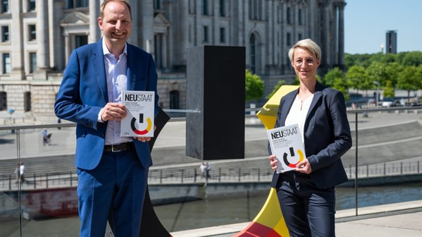 Thomas Heilmann (CDU, l) und Nadine Schön (CDU), Bundestagsabgeordnete, mit ihrem Buch "Neustaat".