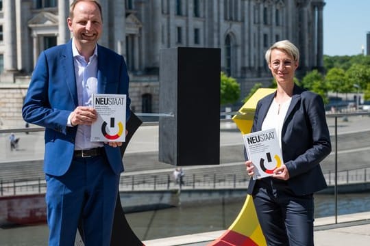 Thomas Heilmann (CDU, l) und Nadine Schön (CDU), Bundestagsabgeordnete, mit ihrem Buch "Neustaat".
