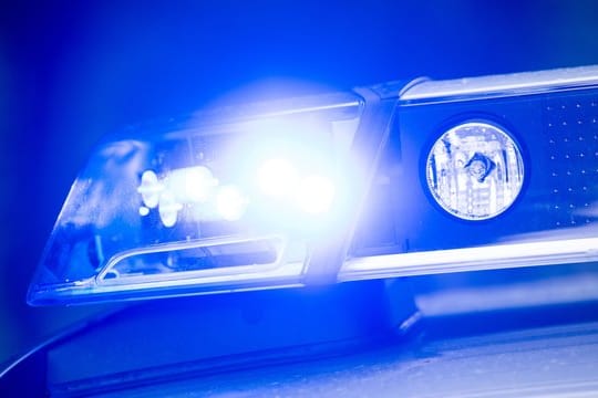 Ein Blaulicht leuchtet an einer Polizeistreife