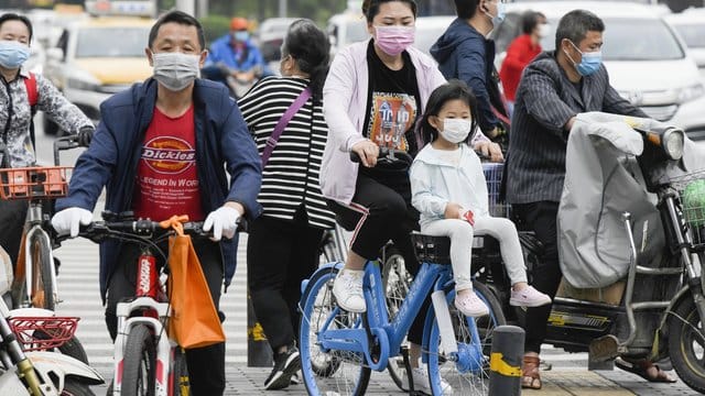 Menschen in Wuhan, dem ersten Epizentrum der globalen Corona-Pandemie.