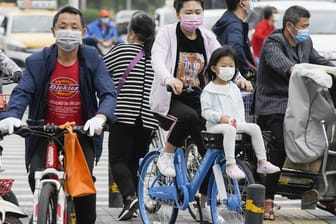 Menschen in Wuhan, dem ersten Epizentrum der globalen Corona-Pandemie.