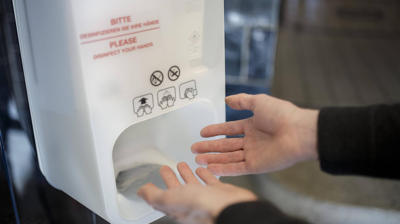 Ein Spender für Desinfektionsmittel (Symbolbild): In Wuppertal müssen Besucher im Krankenhaus strenge Hygieneregeln befolgen.
