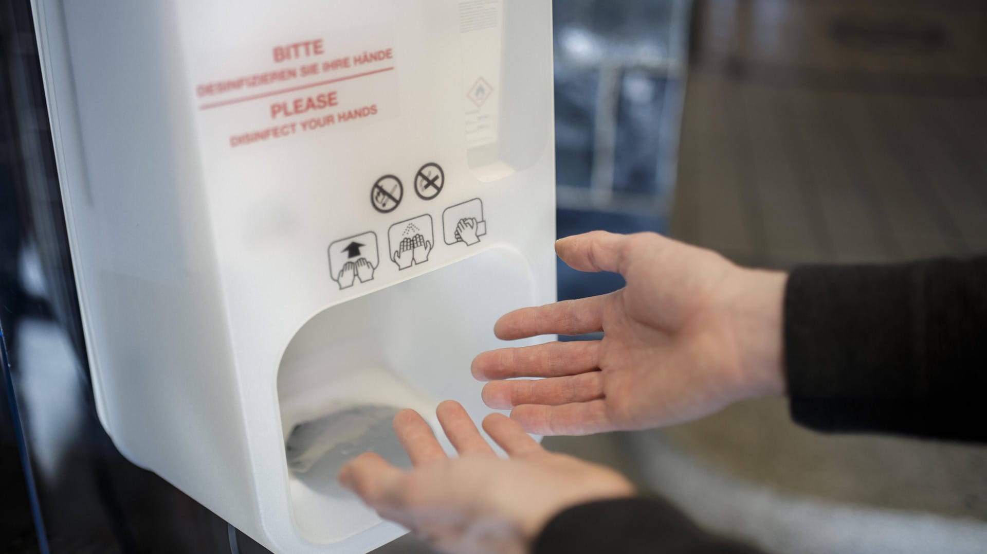Ein Spender für Desinfektionsmittel (Symbolbild): In Wuppertal müssen Besucher im Krankenhaus strenge Hygieneregeln befolgen. Ein Spender für Desinfektionsmittel (Symbolbild): In Wuppertal müssen Besucher im Krankenhaus strenge Hygieneregeln befolgen.