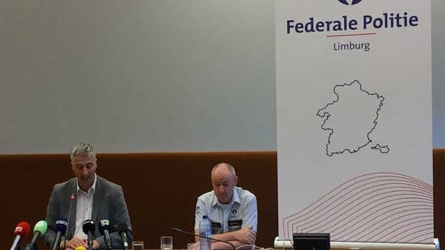 Staatsanwalt Guido Vermeiren (l) und Kris Vandepaer von der föderalen Kriminalpolizei Limburg, bei einer Pressekonferenz der Staatsanwaltschaft Hasselt zu der Entführung eines 13-jährigen Jungen. Staatsanwalt Guido Vermeiren (l) und Kris Vandepaer von der föderalen Kriminalpolizei Limburg, bei einer Pressekonferenz der Staatsanwaltschaft Hasselt zu der Entführung eines 13-jährigen Jungen.