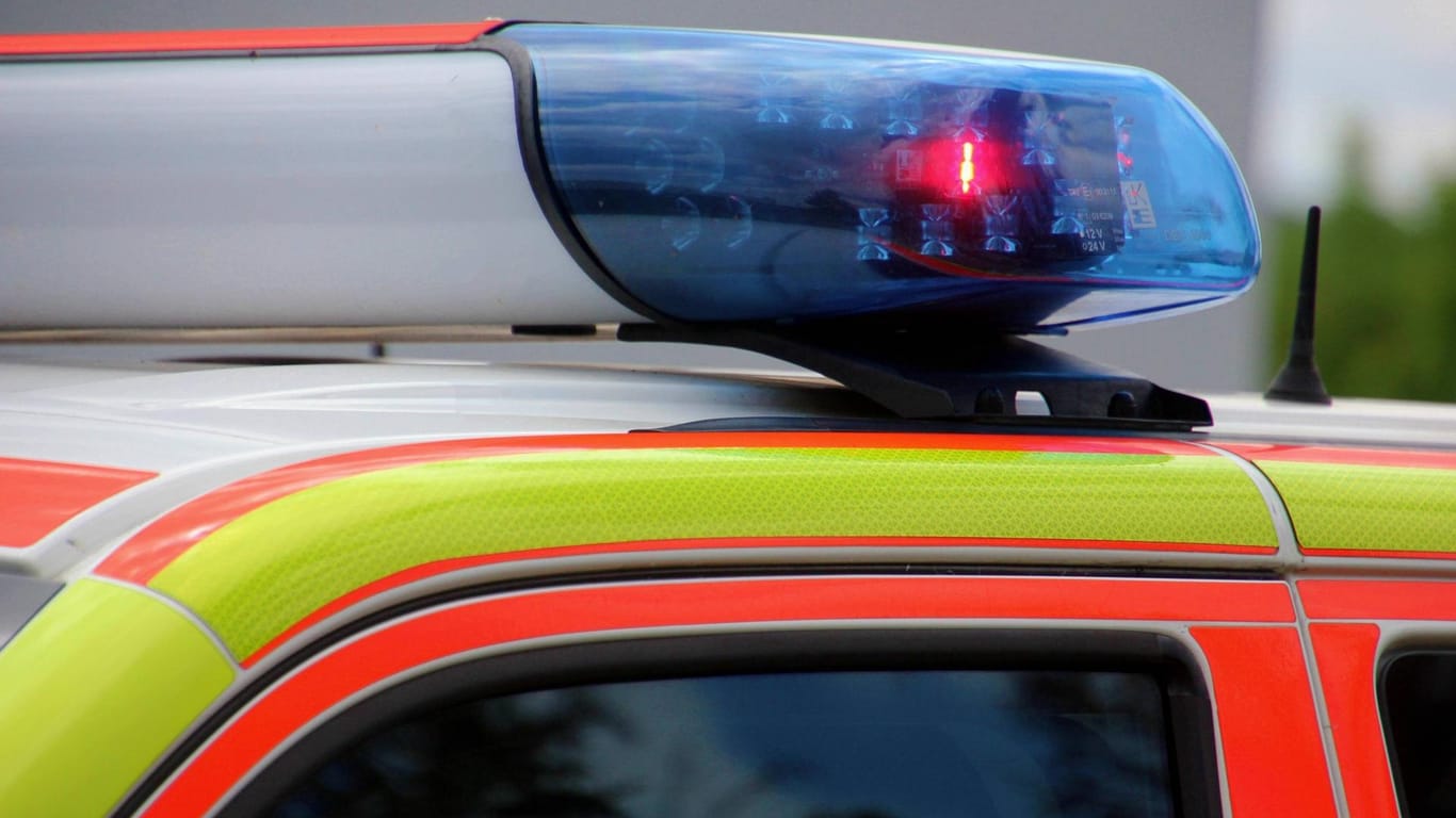 Ein Blaulicht auf einem Rettungsfahrzeug (Symbolbild): In Bonn hat es einen Arbeitsunfall auf einer Baustelle gegeben.