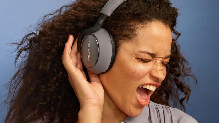 Junge Frau trägt den B&W PX7-Kopfhörer: Wir haben verschiedene Bluetooth-Kopfhörer getestet