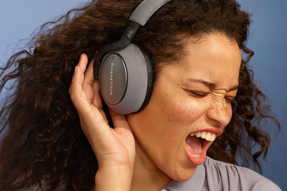 Junge Frau trägt den B&W PX7-Kopfhörer: Wir haben verschiedene Bluetooth-Kopfhörer getestet