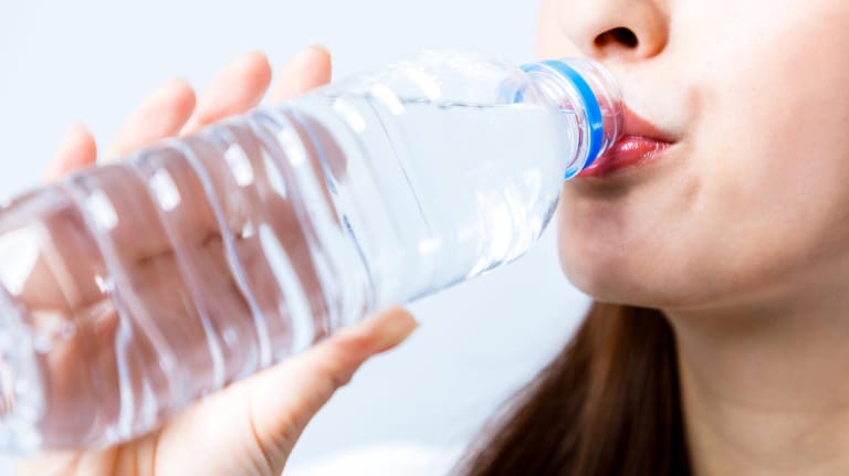 Mineralwasser in Plastikflaschen: Eine Untersuchung deutet darauf hin, dass sich Mikroplastik aus PET-Flaschen lösen und ins Wasser übergehen kann.