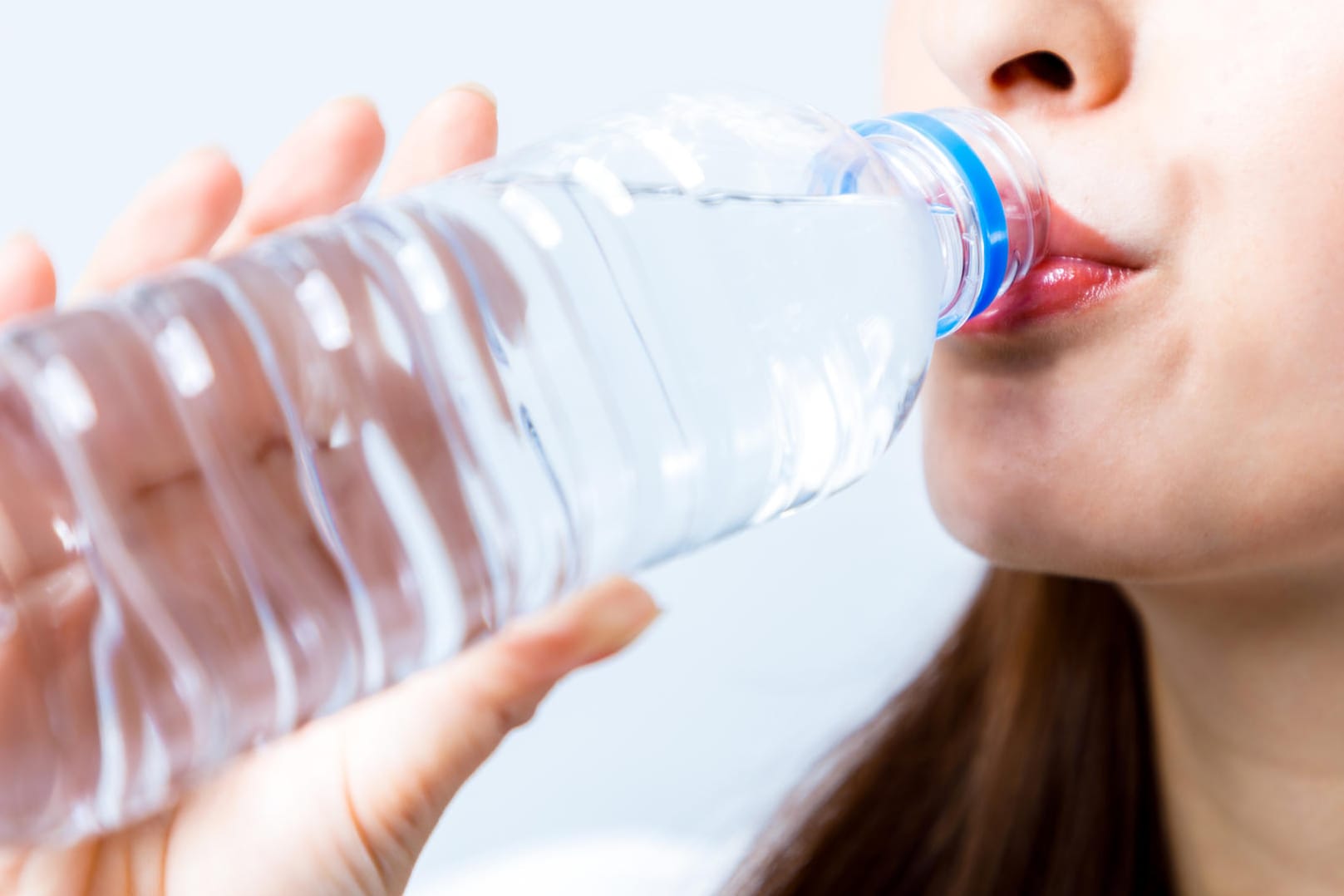 Mineralwasser in Plastikflaschen: Eine Untersuchung deutet darauf hin, dass sich Mikroplastik aus PET-Flaschen lösen und ins Wasser übergehen kann.