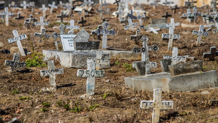 Massengräber für Covid-19-Tote in Brasilien: Mehr als 30.000 Menschen sind im Zusammenhang mit dem Virus inzwischen gestorben.