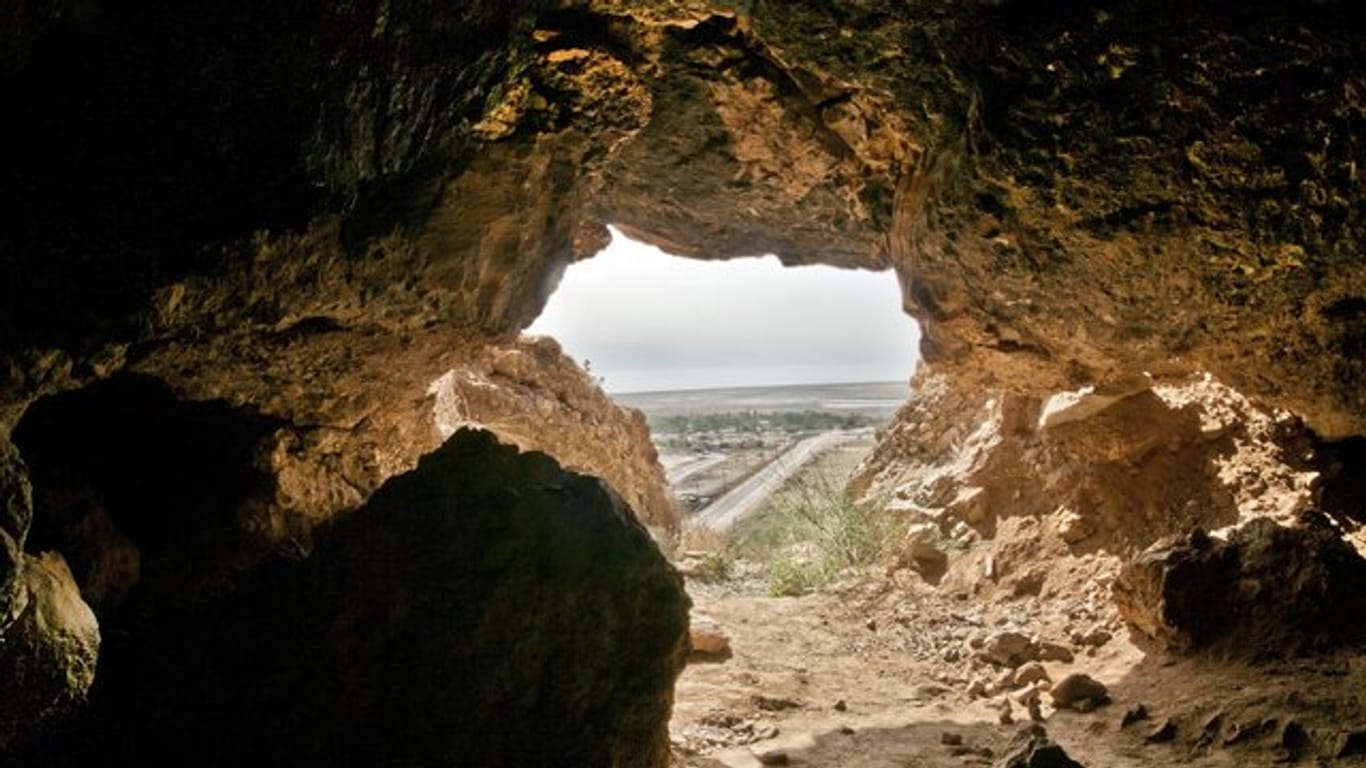 Eine der Höhlen von Qumran, in denen die Schriftrollen vom Toten Meer gefunden wurden.