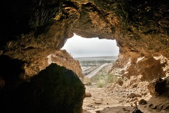 Eine der Höhlen von Qumran, in denen die Schriftrollen vom Toten Meer gefunden wurden.