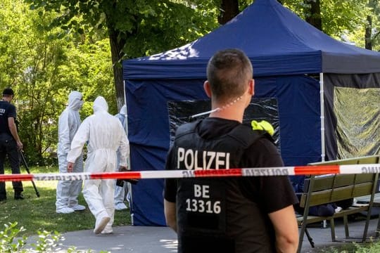 Beamte der Spurensicherung arbeiten im August 2019 am Tatort im Kleinen Tiergarten.