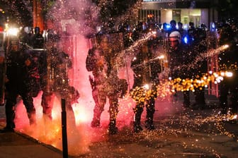 St. Louis: Feuerwerkskörper explodieren vor Polizisten bei Protesten vor dem Polizeihauptquartier.