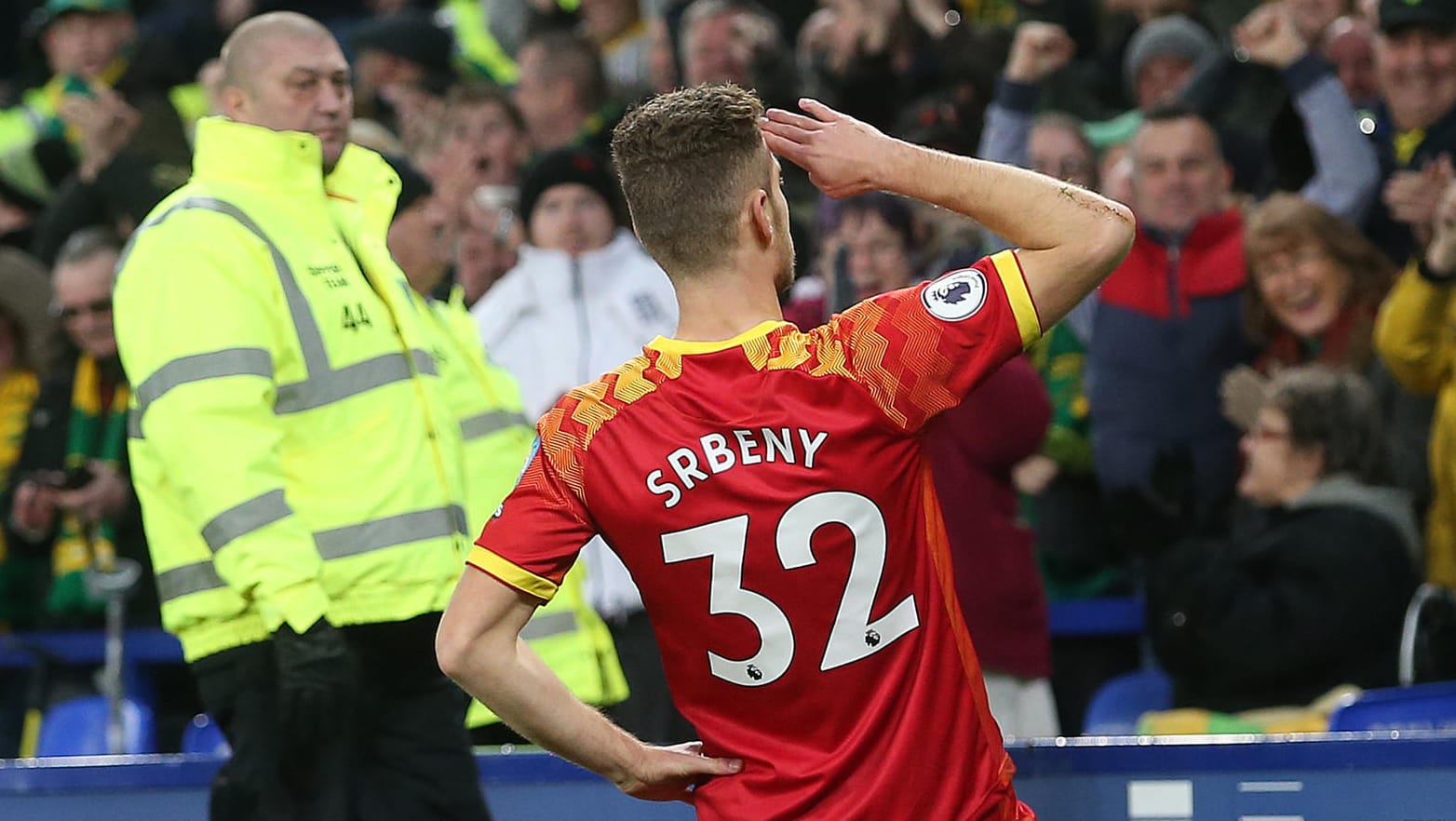 Dennis Srbeny: Der Stürmer bejubelt ein Tor direkt vor dem Auswärtsblock von Evertons Goodison Park.