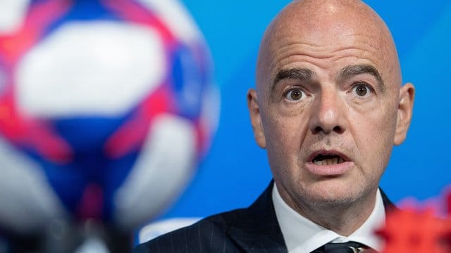 Gianni Infantino begrüßt die Protestaktionen einige Bundesliga-Profis. Gianni Infantino begrüßt die Protestaktionen einige Bundesliga-Profis.