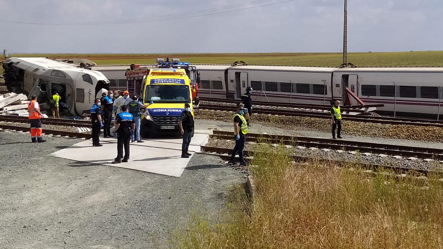Die Unglücksstelle bei Zamora im Westen Spaniens: 180 Passagiere befanden sich an Bord des Schnellzuges von Ferrol nach Madrid. Die Unglücksstelle bei Zamora im Westen Spaniens: 180 Passagiere befanden sich an Bord des Schnellzuges von Ferrol nach Madrid.