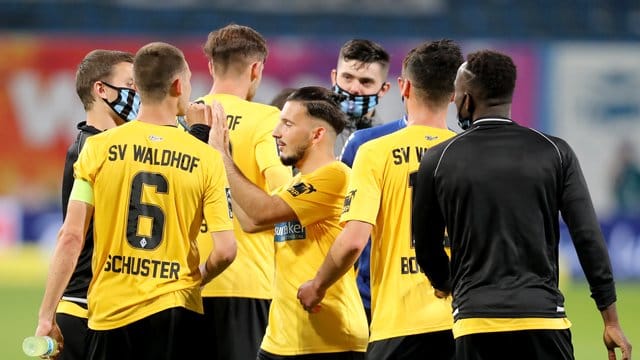 Die Spieler des SV Waldhof Mannheim gewannen im Rostocker Ostseestadion.