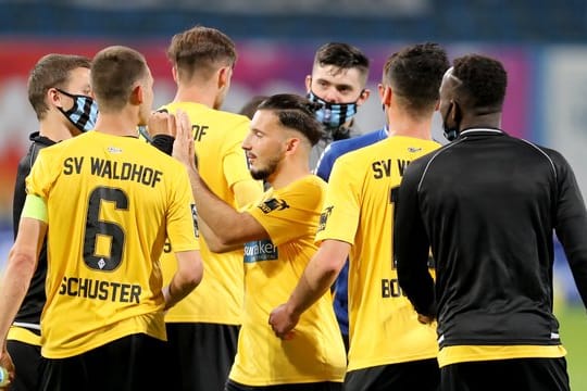 Die Spieler des SV Waldhof Mannheim gewannen im Rostocker Ostseestadion.