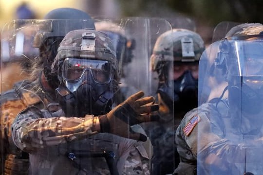 Truppen der Nationalgarde von Georgia bereiten sich 9n Atlanta auf die Durchsetzung der Ausgangssperre vor.