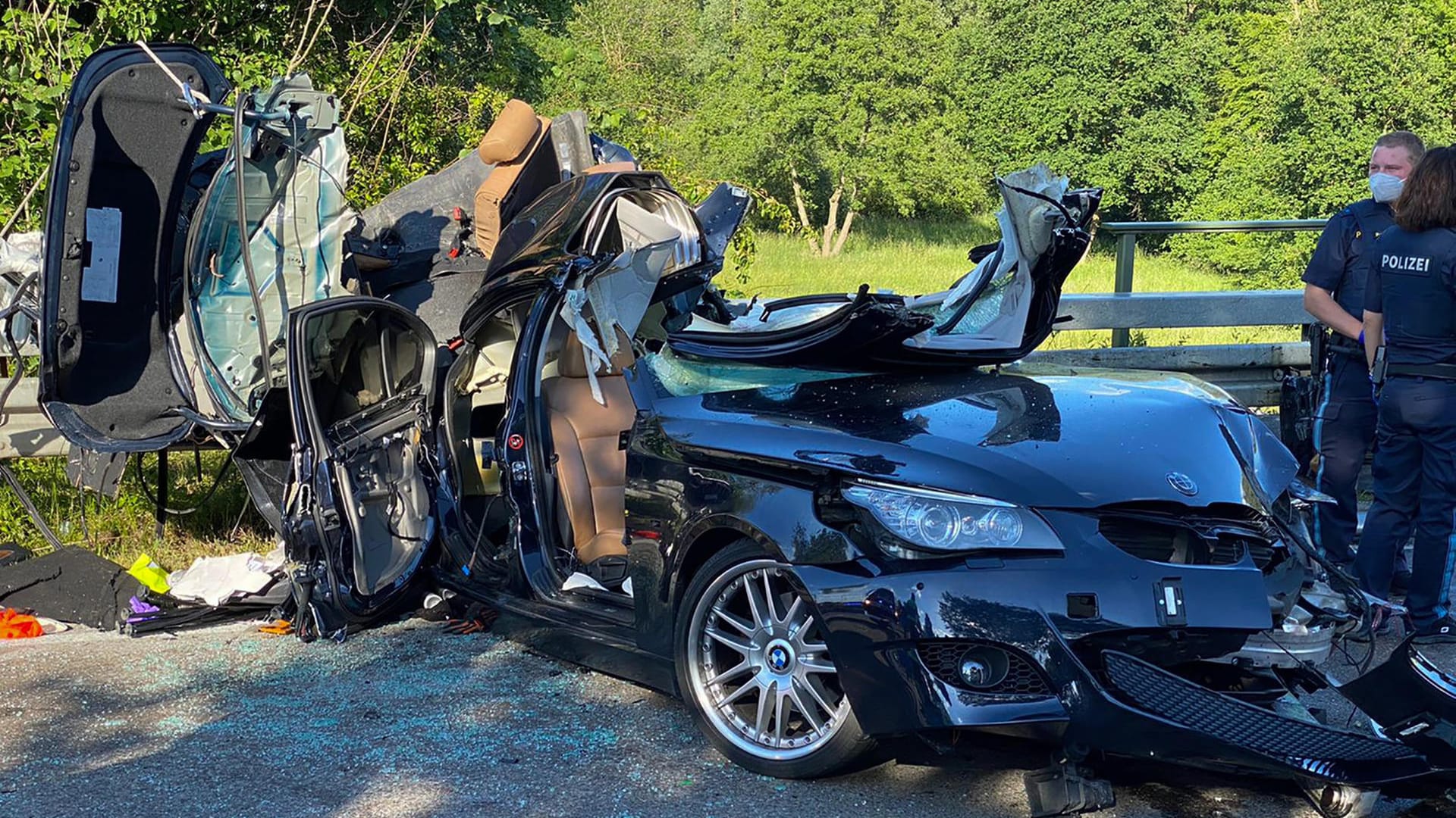 Ein Zerstörter PKW steht auf der Bundesstraße 13: Bei dem Frontalzusammenstoß eines Autos mit einem Lastwagen sind zwei junge Männer gestorben. Ein Zerstörter PKW steht auf der Bundesstraße 13: Bei dem Frontalzusammenstoß eines Autos mit einem Lastwagen sind zwei junge Männer gestorben.