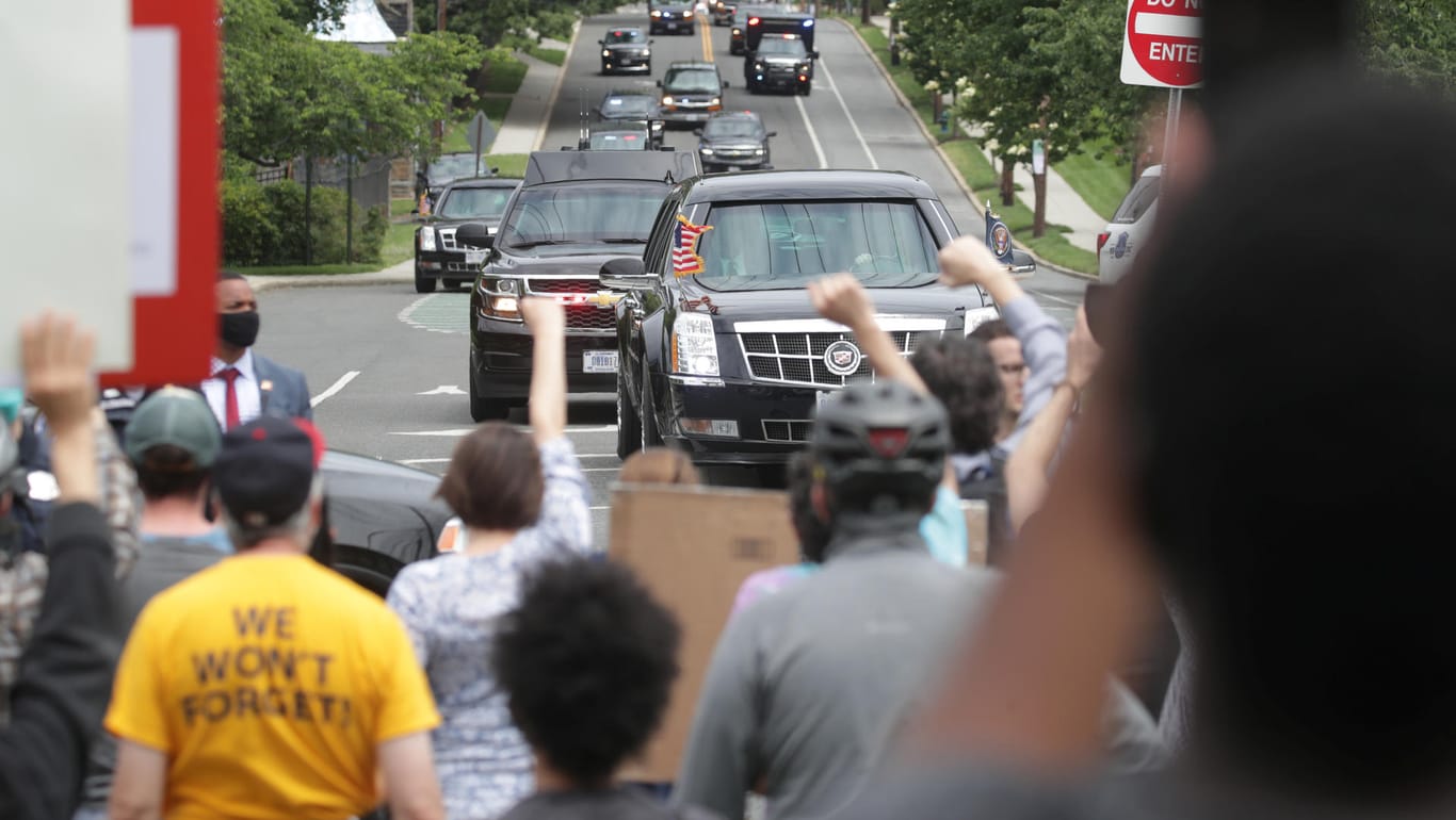 Demonstranten empfangen die Limousinen-Kolonne von Präsident Trump in Washington.