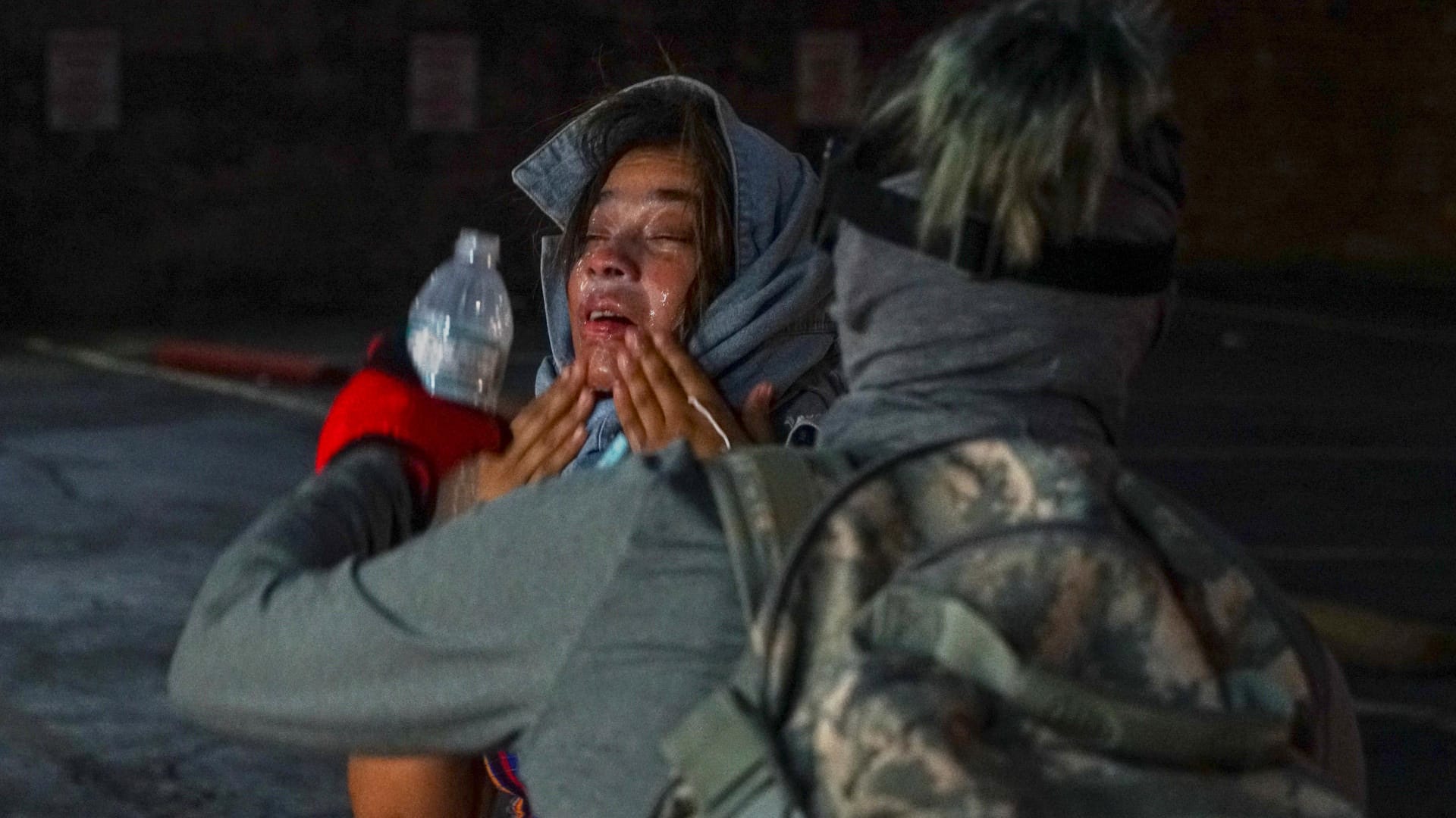 Eine Demonstrantin in St. Louis wäscht sich Tränengas aus den Augen.