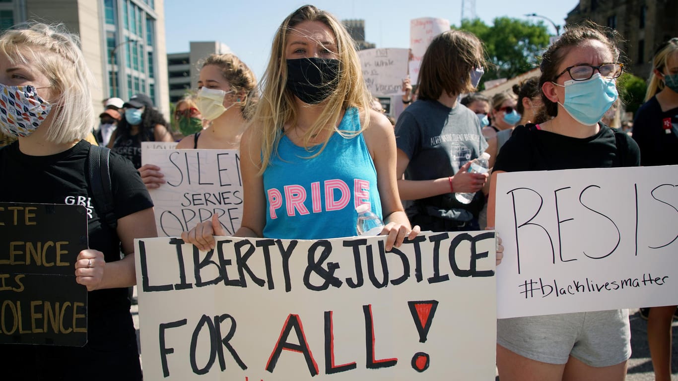 Demonstrantinnen in St. Louis fordern die Gleichbehandlung aller Bürger durch Polizei und Behörden.
