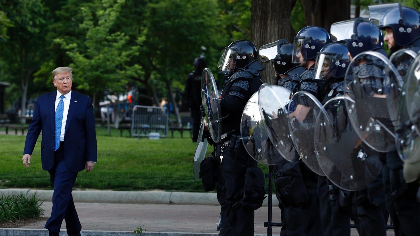 Der Oberbefehlshaber und seine Leibgarde: US-Präsident Trump brauchte bei seinem Auftritt vor einer Kirche in Washington schweren Polizeischutz.