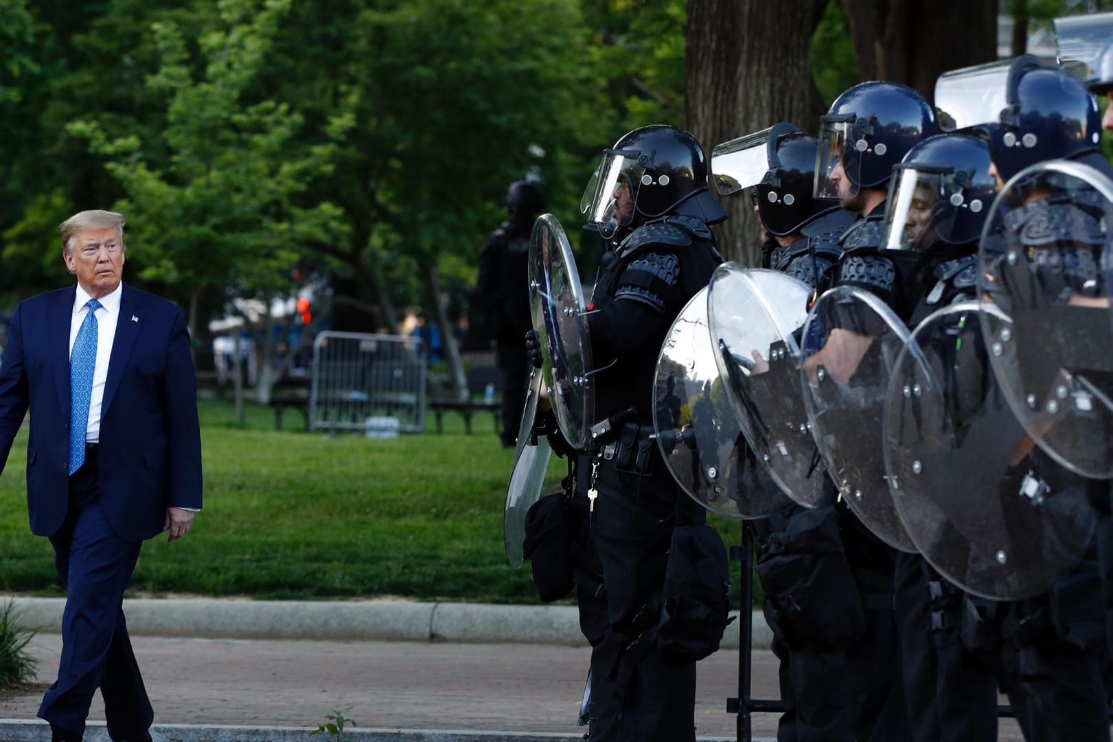 Der Oberbefehlshaber und seine Leibgarde: US-Präsident Trump brauchte bei seinem Auftritt vor einer Kirche in Washington schweren Polizeischutz.