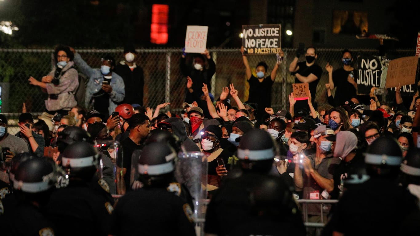 Proteste in New York: Die Stadt hat ihre Ausgangsperre bis Sonntag verlängert.