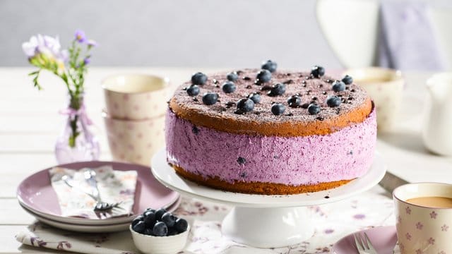 Gelatine sorgt bei dieser Torte mit Quarkcreme und Blaubeeren für die nötige Festigkeit.