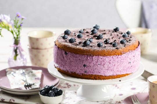 Gelatine sorgt bei dieser Torte mit Quarkcreme und Blaubeeren für die nötige Festigkeit.