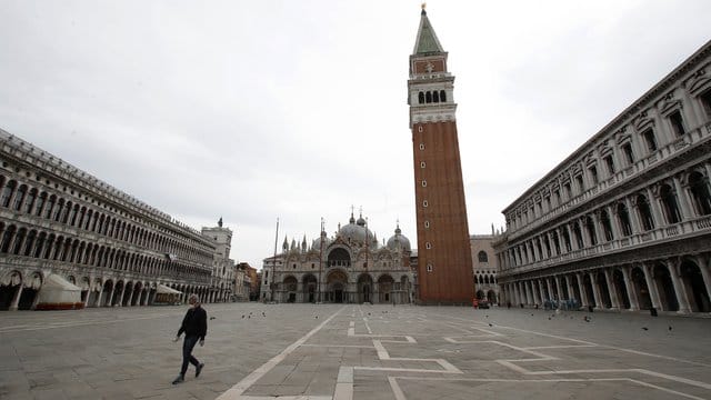 Noch ist der Markusplatz in Venedig menschenleer.