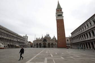Noch ist der Markusplatz in Venedig menschenleer.