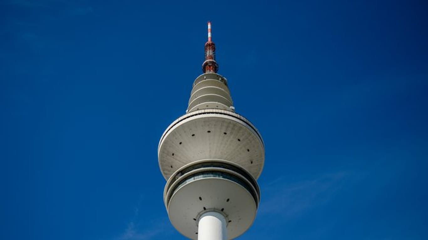 Die Sonne scheint auf den Heinrich-Hertz-Turm.