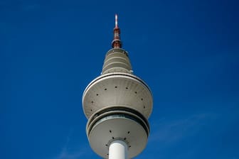 Die Sonne scheint auf den Heinrich-Hertz-Turm.