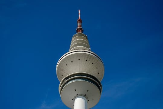 Die Sonne scheint auf den Heinrich-Hertz-Turm.