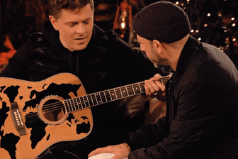 Michael Patrick Kelly und Jan Plewka: Die Gitarre wird später im Mittelpunkt einer Auseinandersetzung der beiden Sänger stehen.
