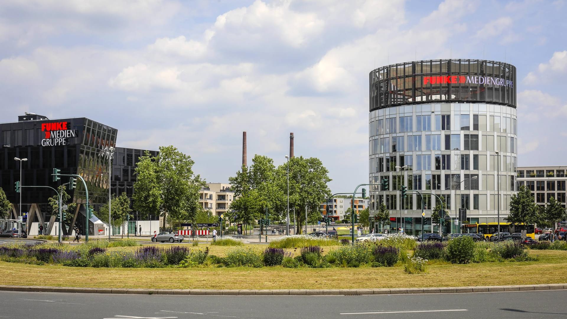 Medienhaus (l.) und Medienturm der Funke-Medien-Gruppe am Berliner Platz in Essen: Gegen das Druckhaus der "WAZ" ging am Dienstagabend eine Bombendrohung ein.